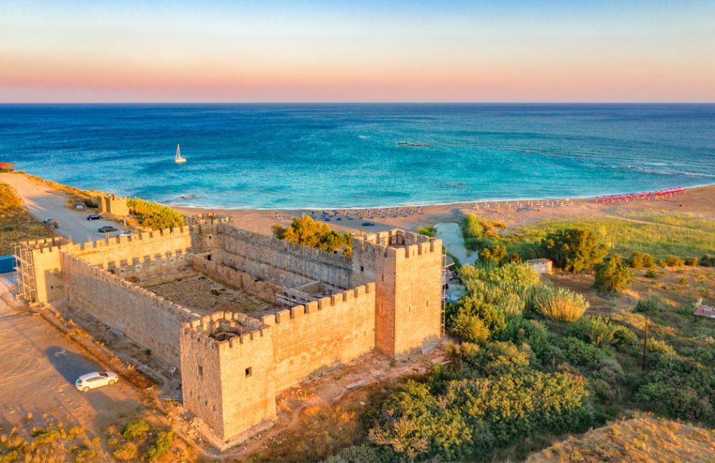 Denkmal am Wasser auf Kreta Reiseziel Europa im Sommer