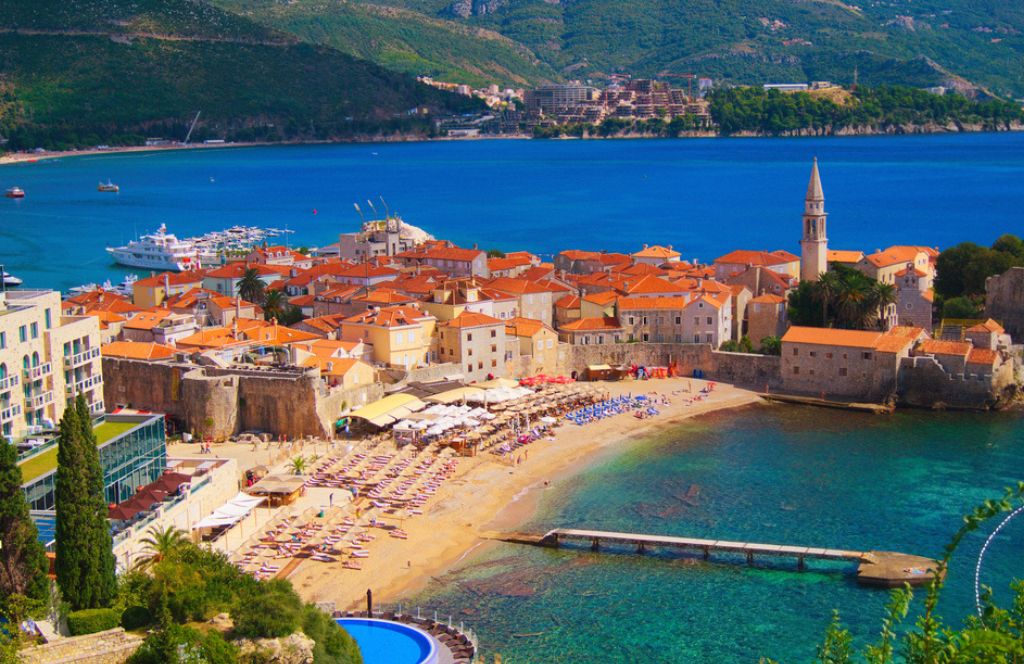 Ville historique au bord de l'eau Montenegro destination Europe en été