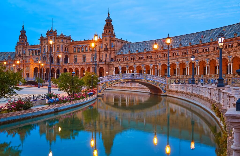 Der Hauptplatz von Sevilla Ort, um im November nach Europa zu reisen