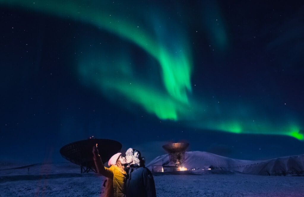Ein Paar beobachtet die Nordlichter in Tromsø Reiseziel im November