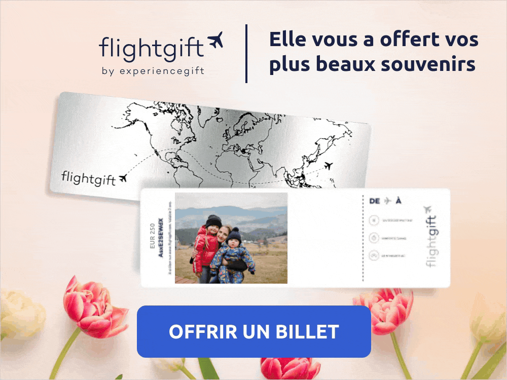 Une carte cadeau billet d'avion offert par des enfants pour la fête des Mères