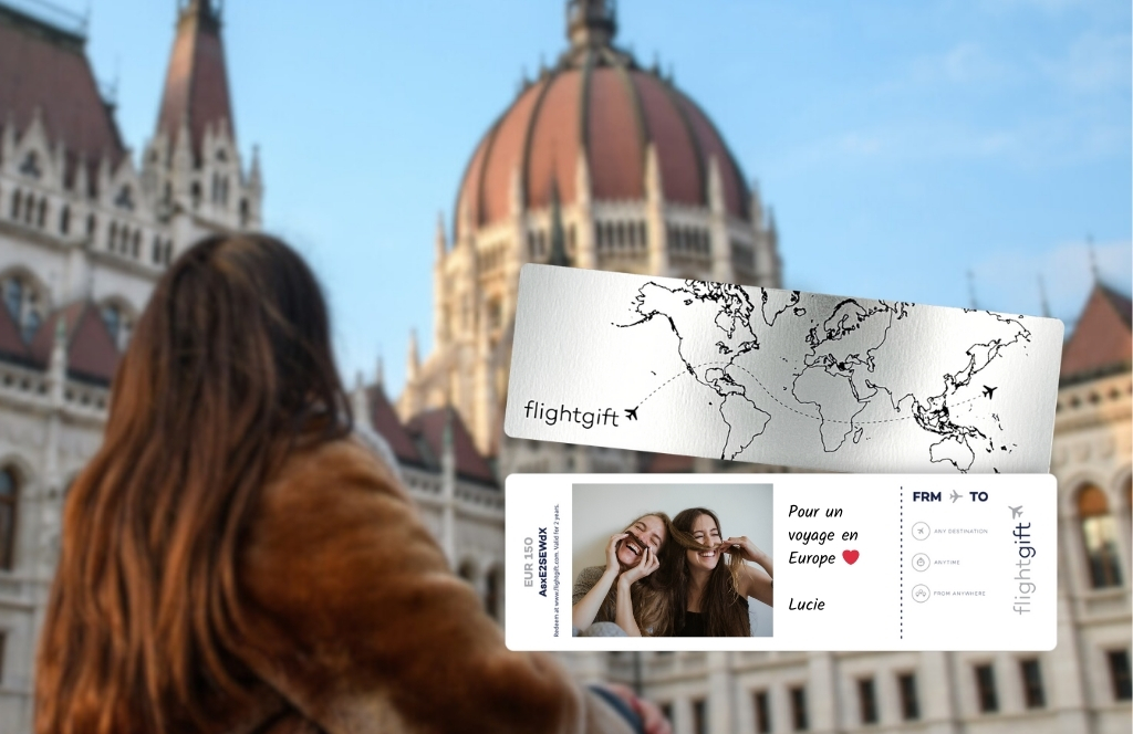 Eine Reisende, die eine Flugticket-Geschenkkarte erhalten hat