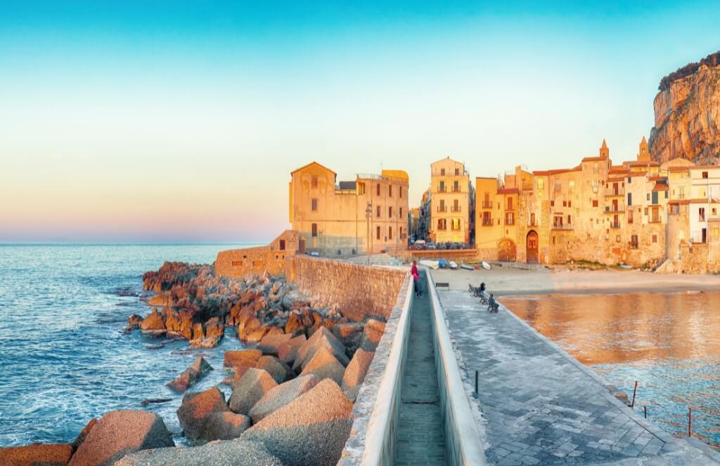 Blick auf Cefalu in Sizilien Ort, um im November nach Europa zu reisen