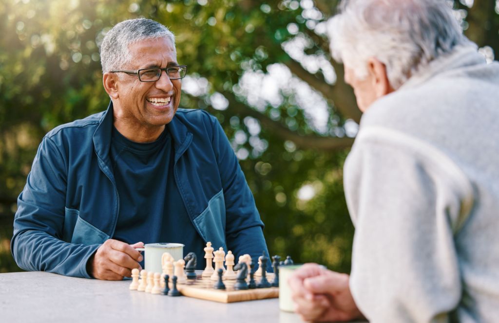 Mann spielt Schach auf seinem personalisierten Schachbrett