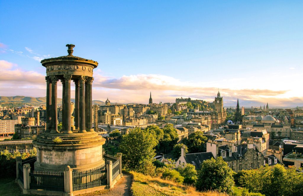Blick auf Edinburgh als europäisches Sommerziel