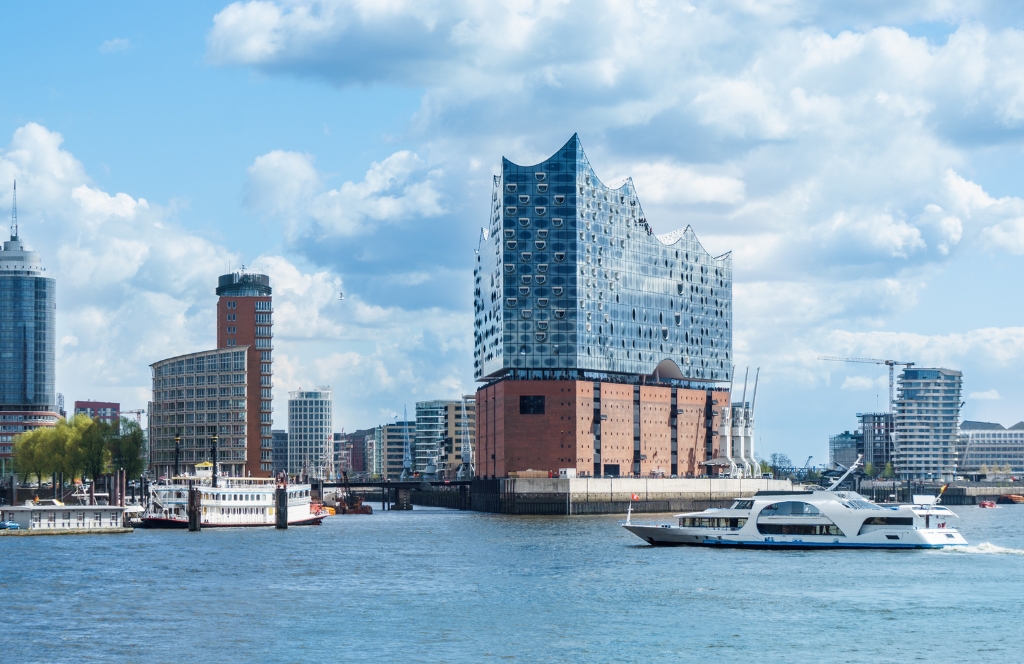 Blick auf die Elbphilharmonie vom Wasser aus