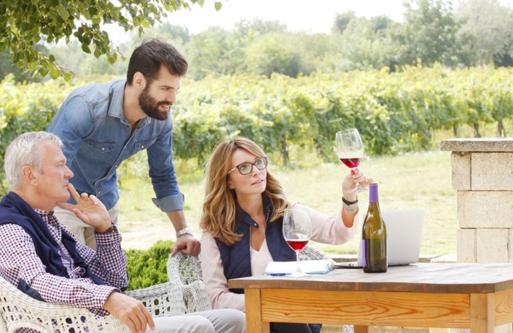 Une mère dégustant du vin lors d'un visio en cadeau de la fête des mères