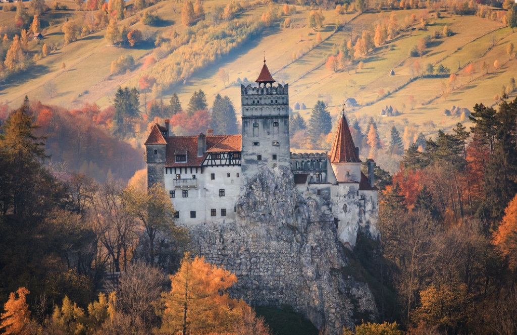 Un château en Transylvanie destination où partir en octobre en Europe