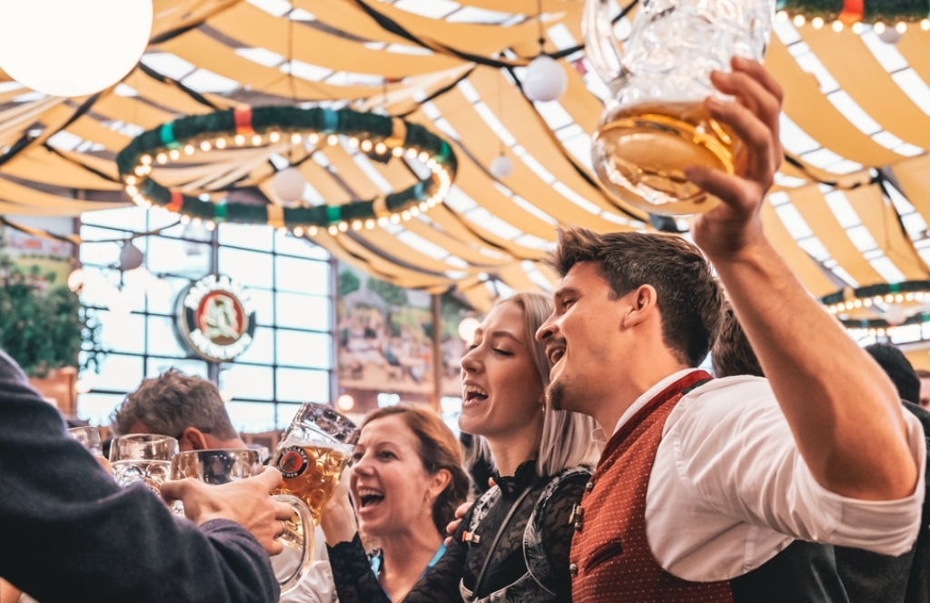 Des amis célébrant Oktoberfest en Bavière destination où partir en octobre en Europe