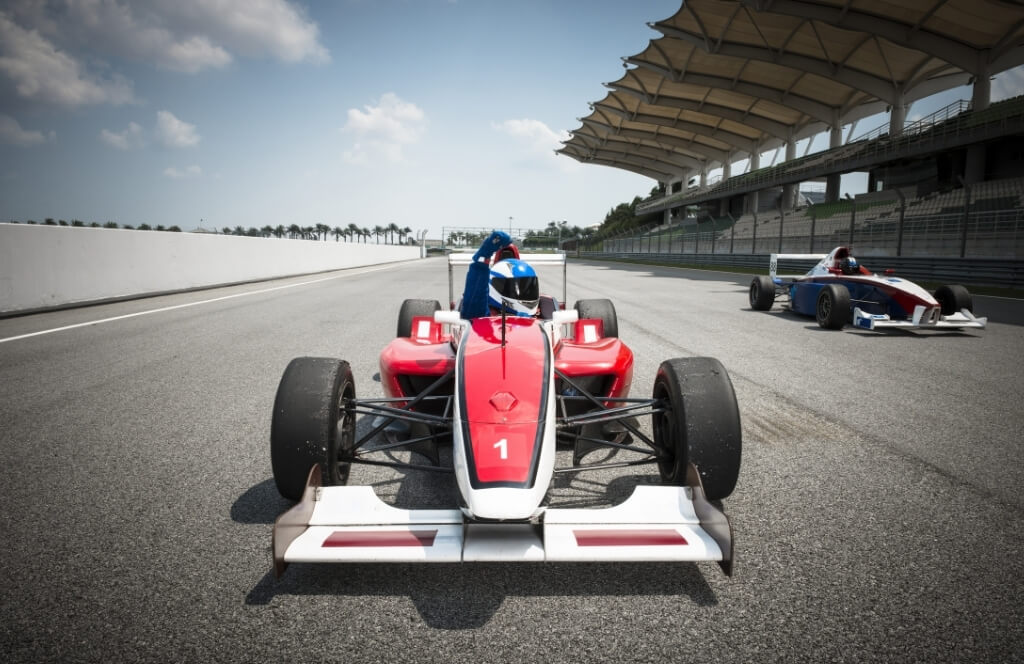 Un homme à bord d'une formule 1 en cadeau pour homme de 50 ans