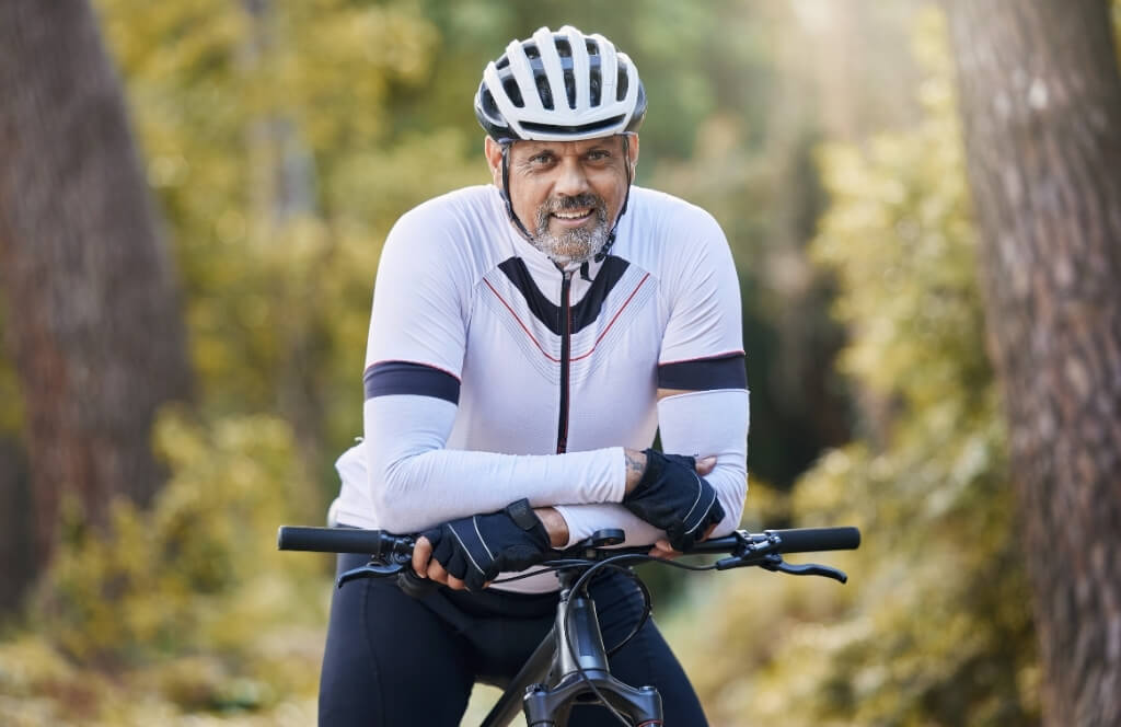 Un homme à vélo offert en cadeau pour un homme de 50 ans