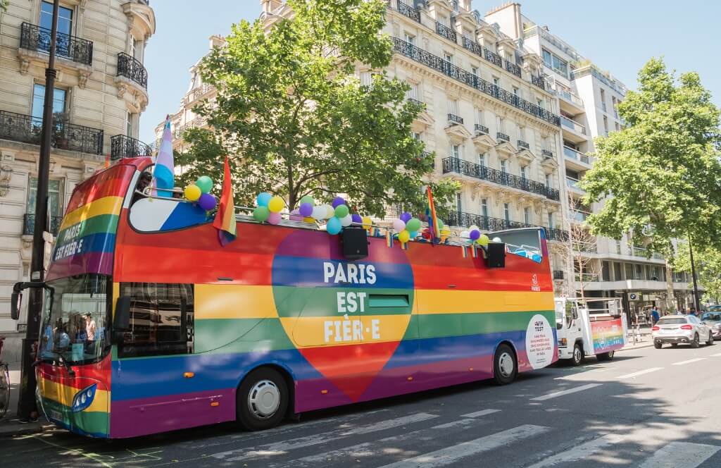 Bus in den Pride Farben in Paris