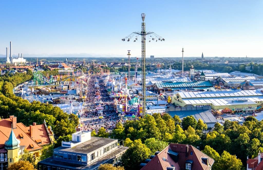 Blick über die Theresienwiese am Oktoberfest