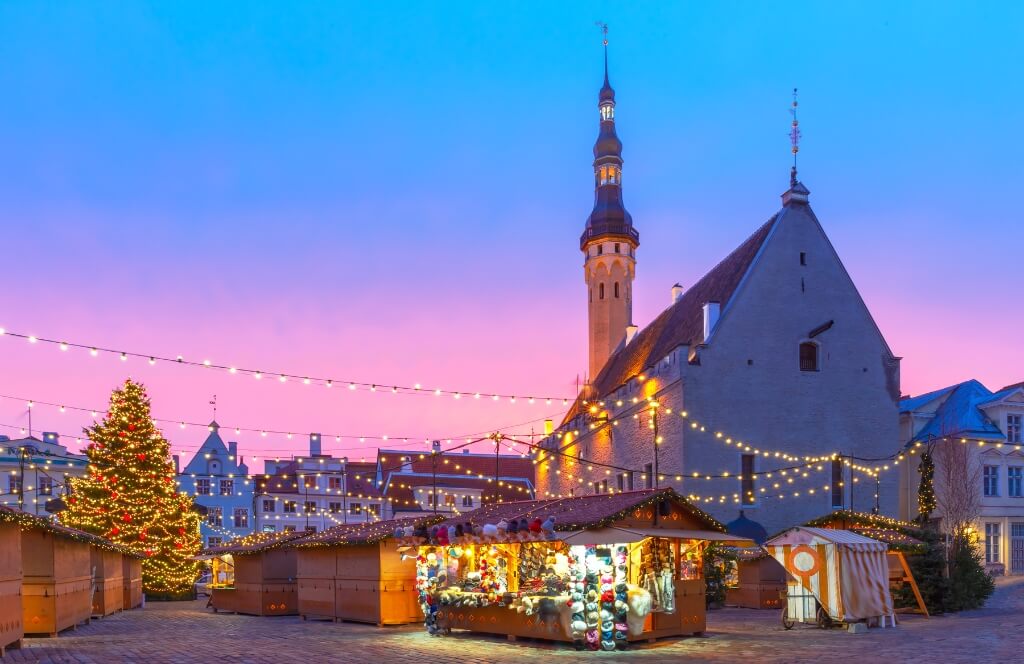 Tombée du jour sur le marché de Noël de Tallinn élu plus beau marché de Noël en Europe en 2019