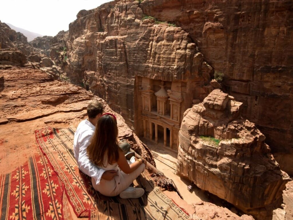 Ein Paar posiert in einem der Orte in Jordanien