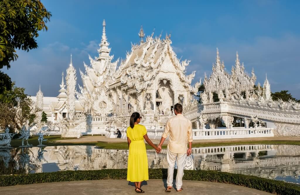 Ein Paar besucht einen Tempel in Thailand im Dezember