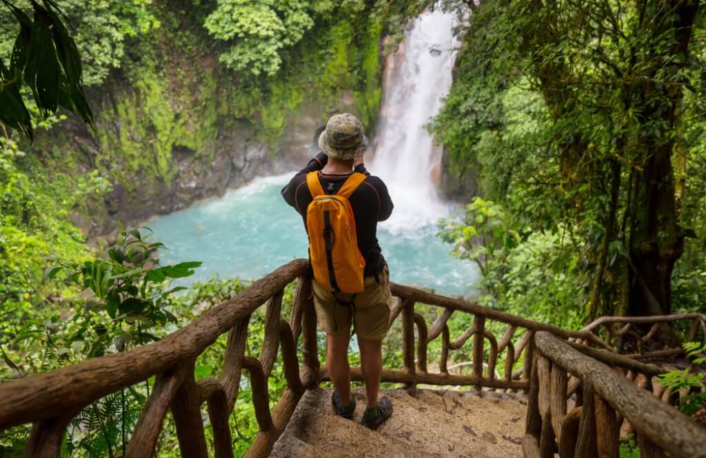 Ein Wanderer im Dschungel von Costa Rica im Dezember