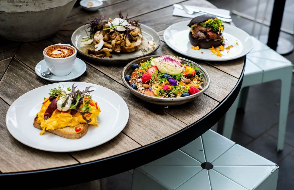 a plate of aussie brunch when deciding between sydney or melbourne