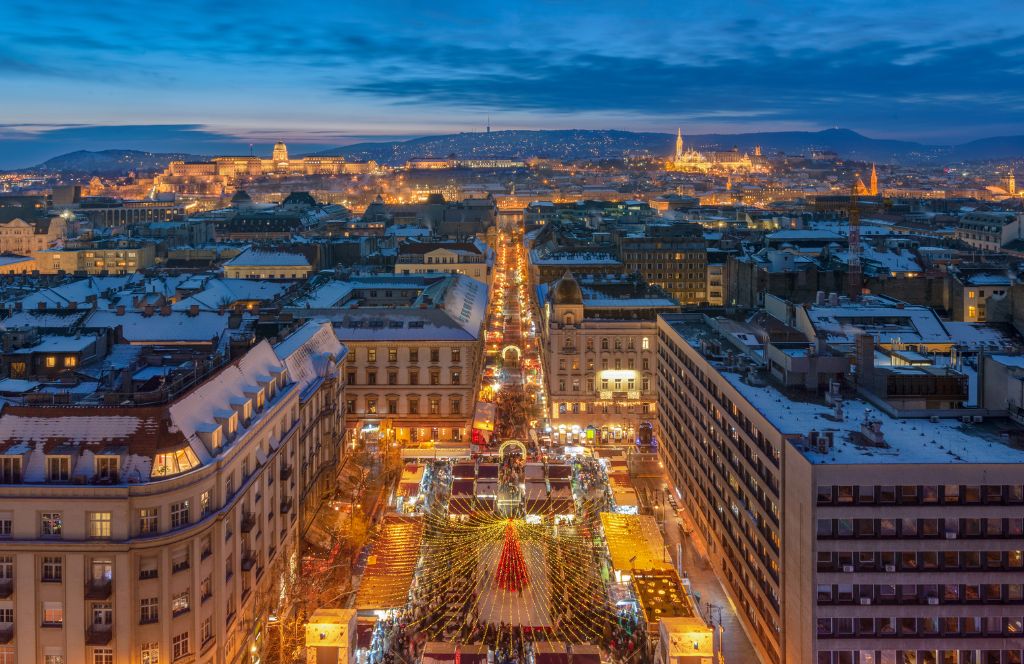 Een stad met lichten en gebouwen nabij de kerstmarkten van Boedapest