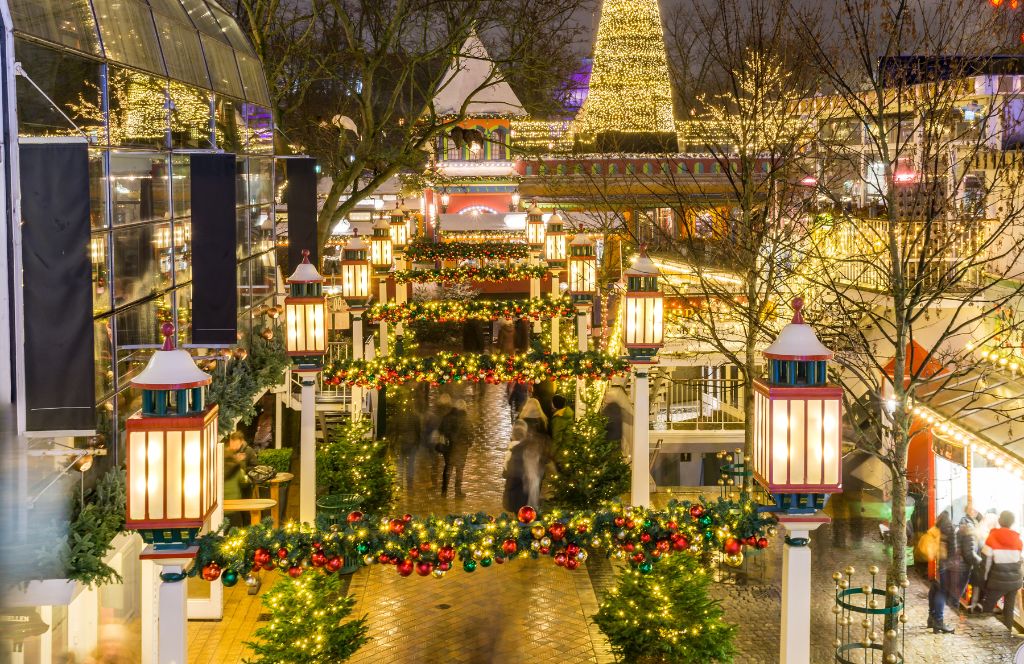 une rue avec des lumières et des arbres dans le marché de Noël de Copenhague - l'un des meilleurs d'Europe