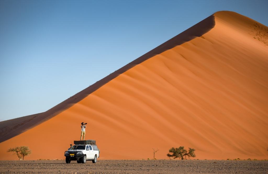Ein Reisender auf einem Roadtrip durch Namibia im September