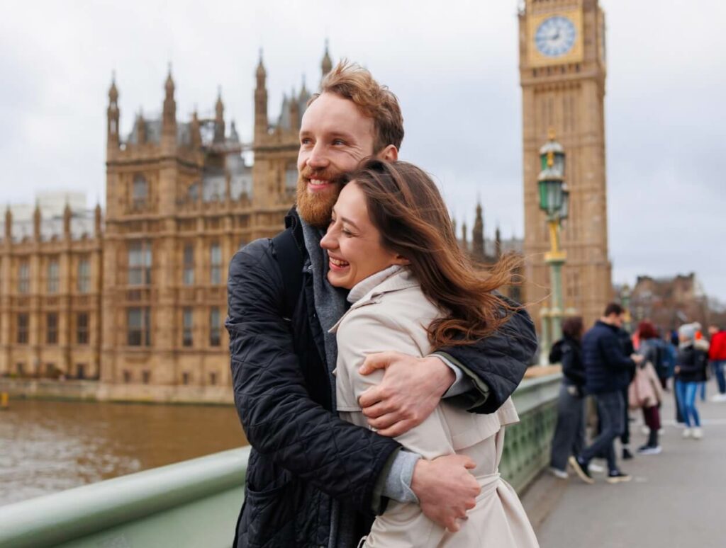 un couple partis à Londres grâce à la carte cadeau Flightgift