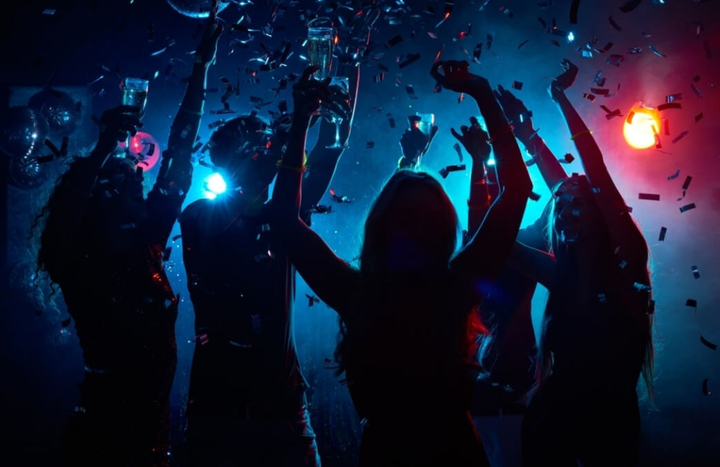 groupe d'amis lors d'une soirée nouvel an amsterdam, nouvel an amsterdam 2025