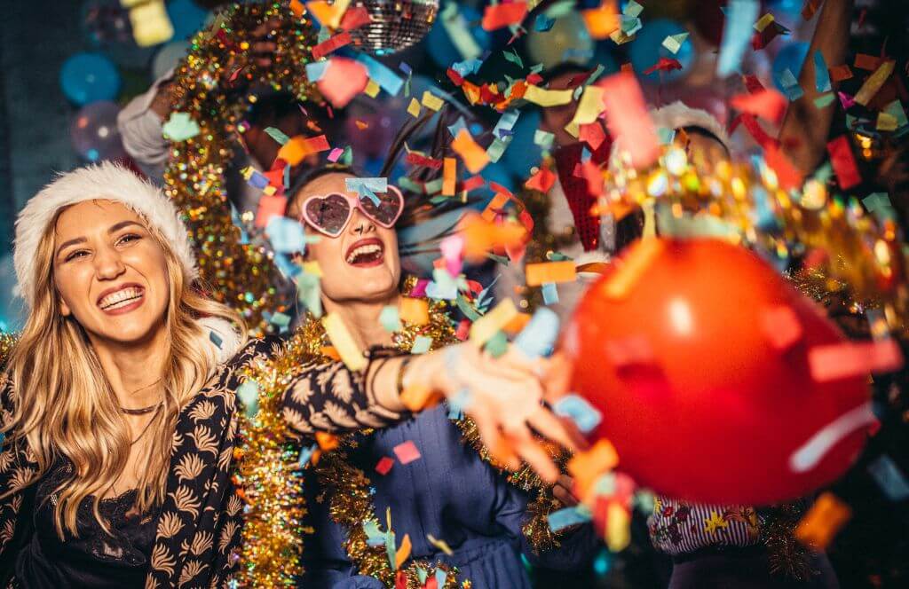 Des amies fêtant le Nouvel An en France à Paris