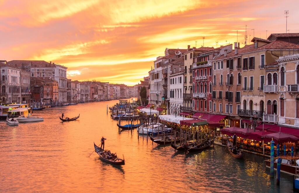 Venise au coucher de soleil lors d'un voyage en Mars