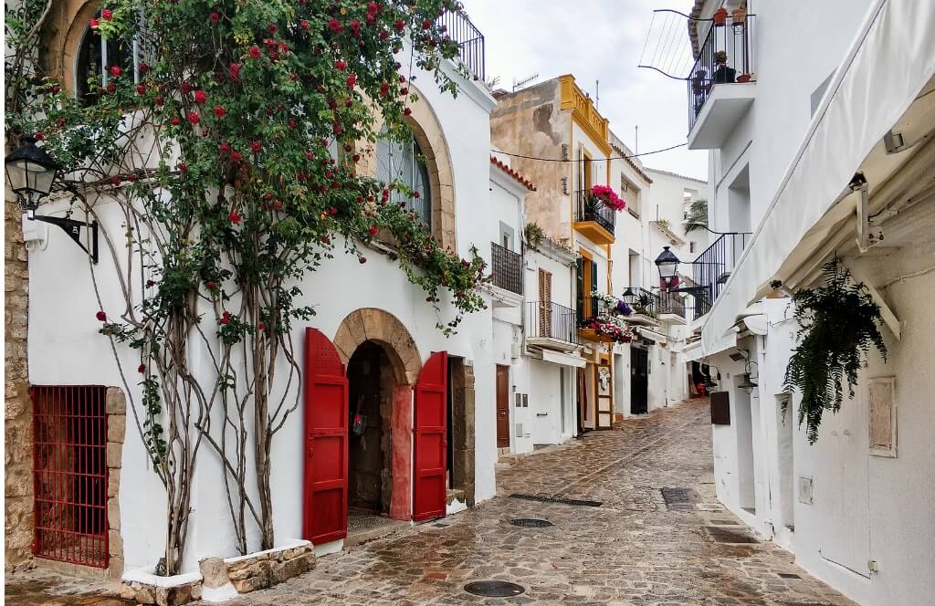 Les rues d'Ibiza une île ensoleilée où partir en mai en Europe