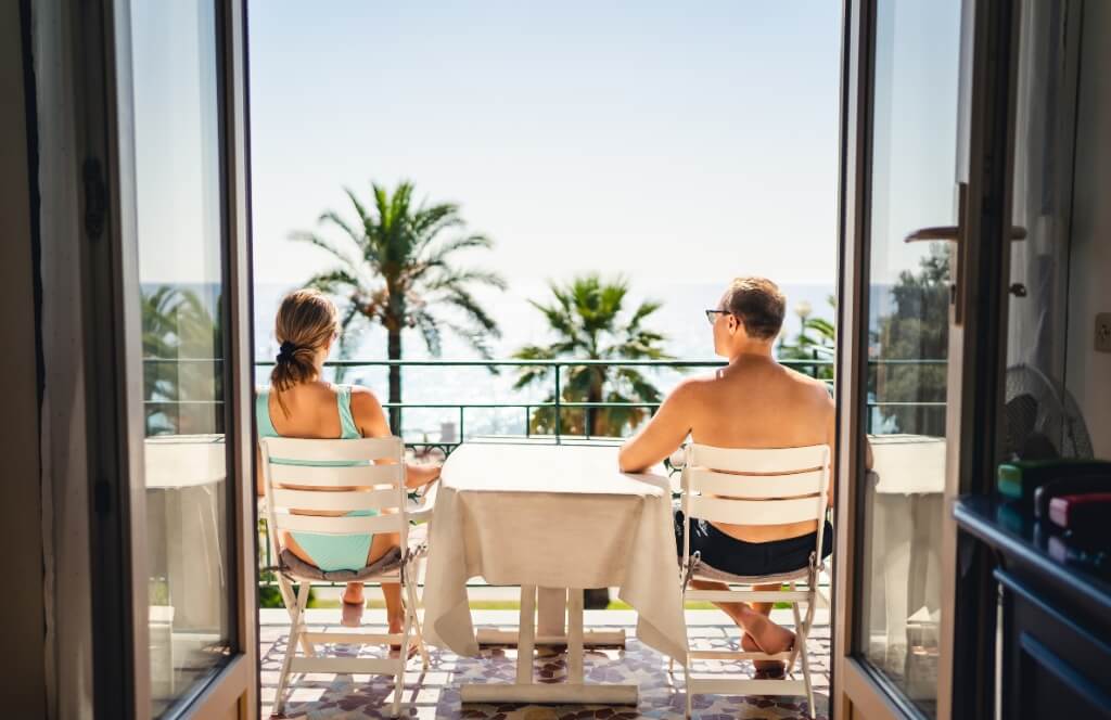Un couple en vacances au soleil dans une destination où partir en mai en Europe