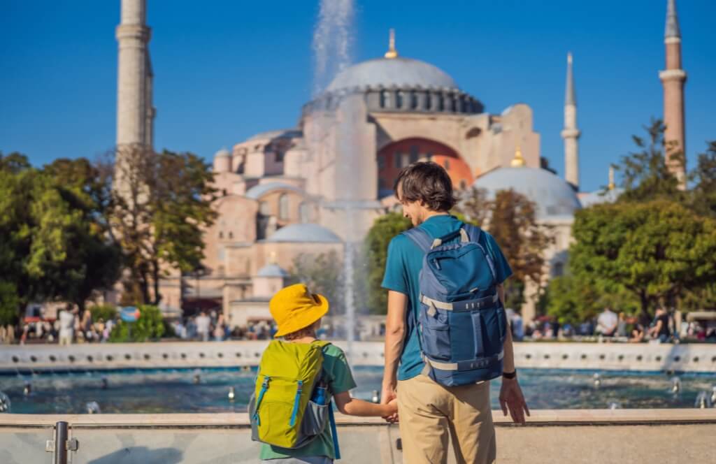 Un père et son fils à Istanbul lors de vacances en mai en Europe