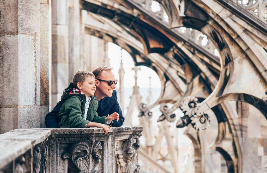 Un père et son fils en haut de la cathédrale de Milan une ville où partir en mai en Europe