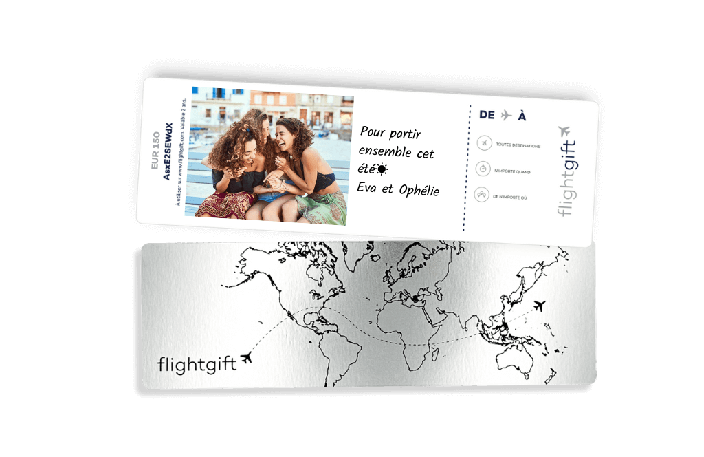 Une carte cadeau billet d'avion offerte par des amies