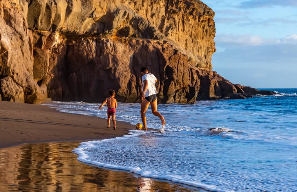 Une famille sur les plages des Grands Canaries où partir en mai en Europe