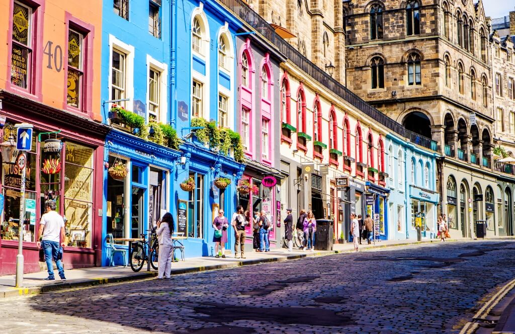 Une rue colorée d'Edimbourg où partir en mai en Europe
