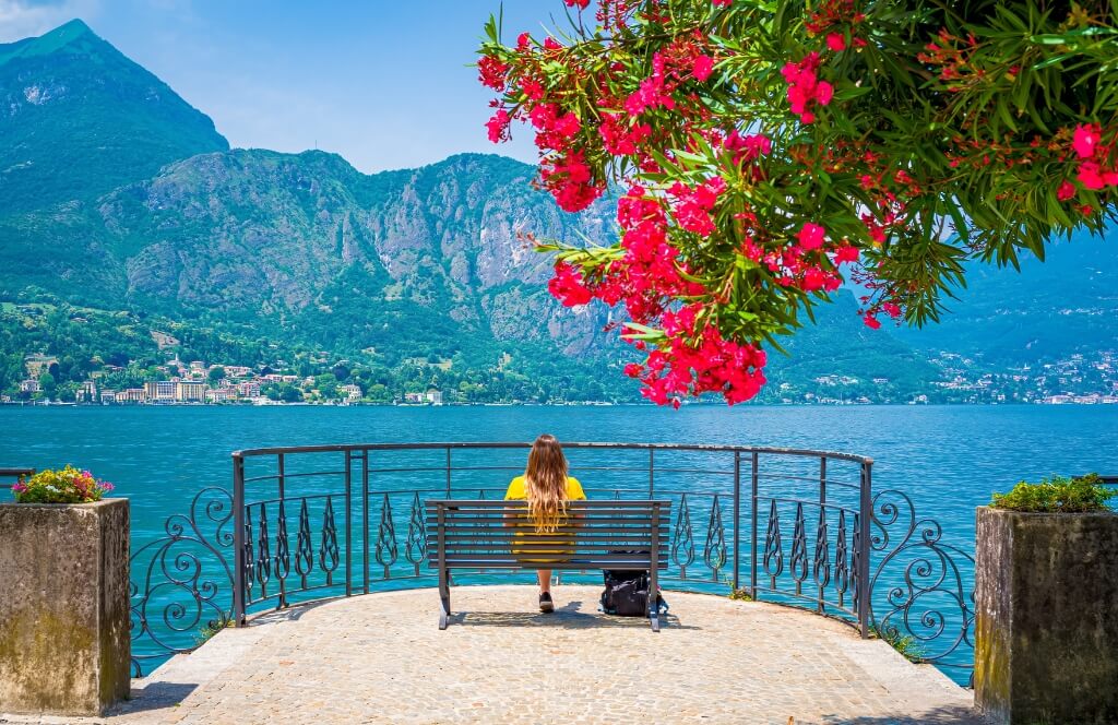 Une voyageuse au lac de Côme lors de vacances en mai
