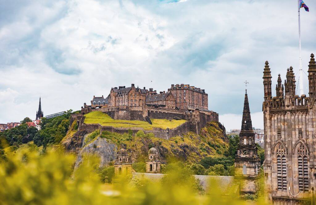 ALT TextEdinburgh Castle standing proud over Edinburgh City Centre