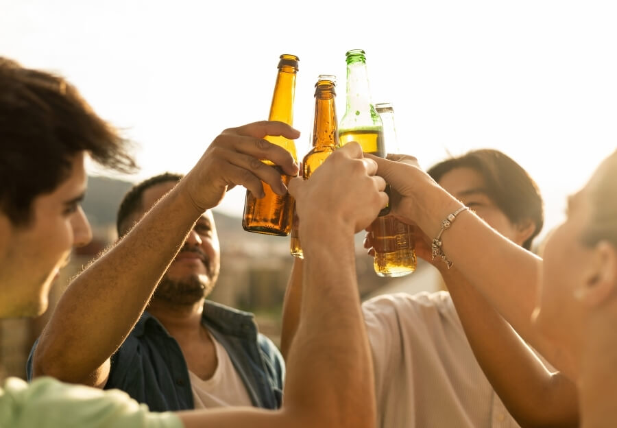 Freunde feiern einen 30- Geburtstag