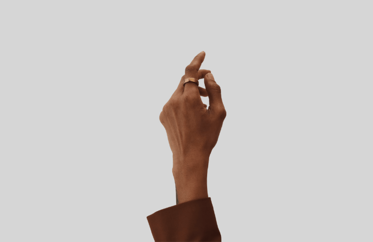 An oura ring is a great 21st birthday gift for her