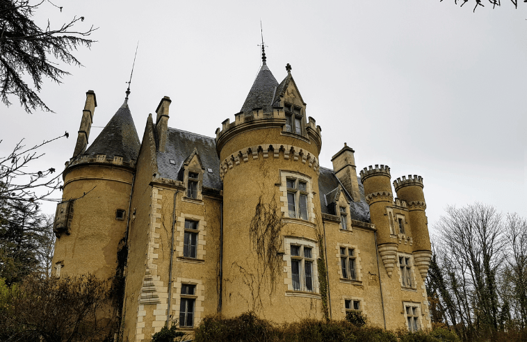 Le Château de Fougeret est un des lieux les plus hântés au monde