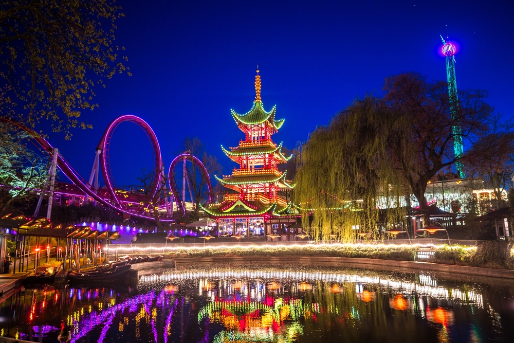 Jardines Tívoli de Copenhague iluminados durante el invierno, parque de atracciones navideño