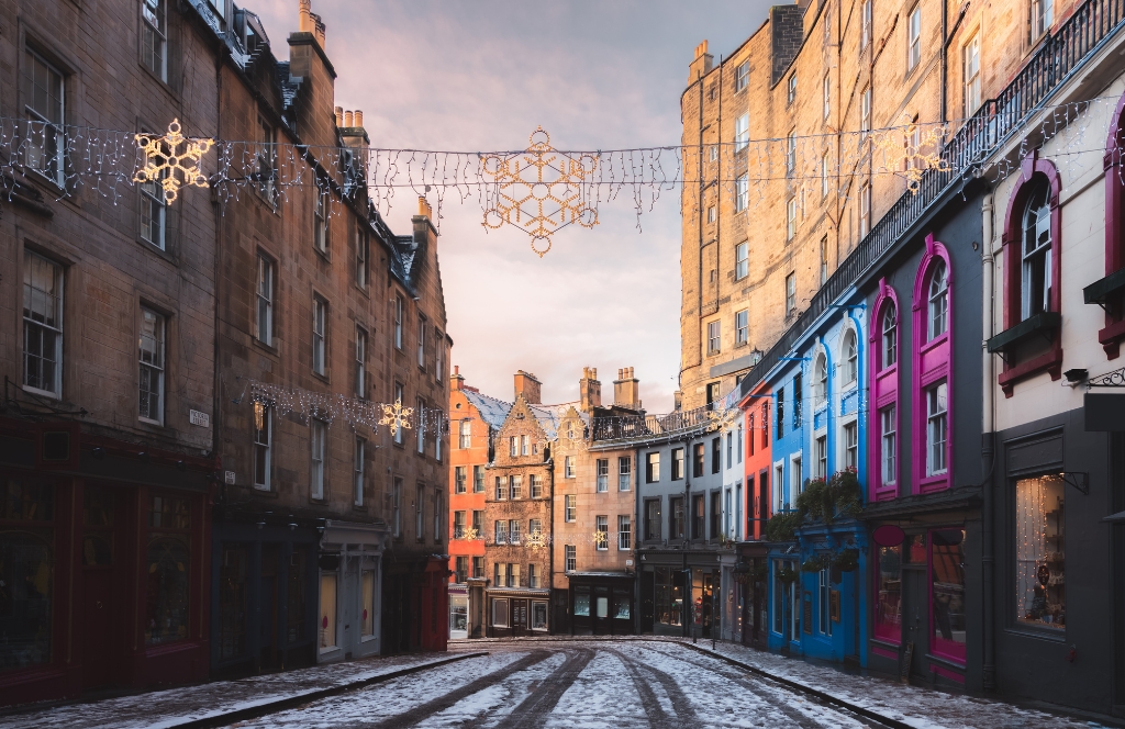 Edimburgo en invierno con el castillo iluminado y mercados navideños