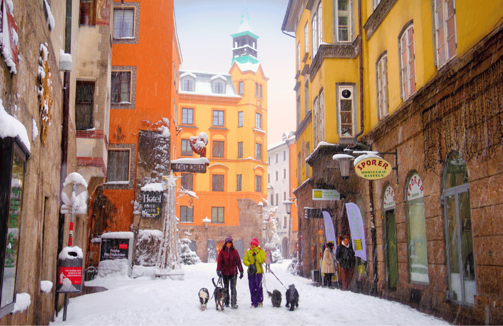 Innsbruck rodeada de los Alpes tiroleses con nieve, destino invernal romántico en Austria
