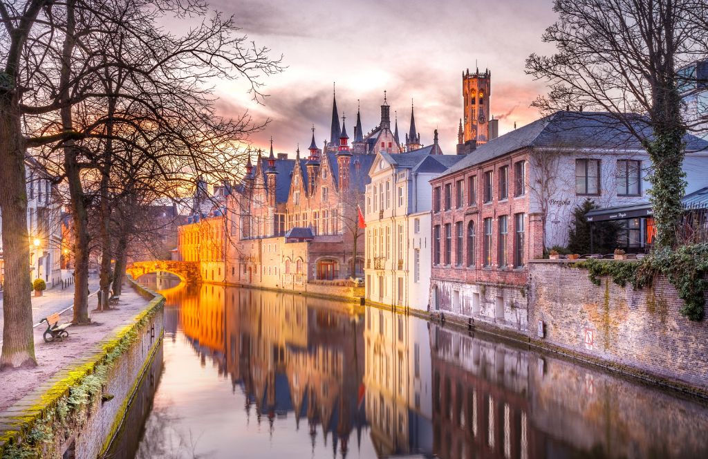 Canales y arquitectura medieval de Brujas cubiertos de nieve en invierno