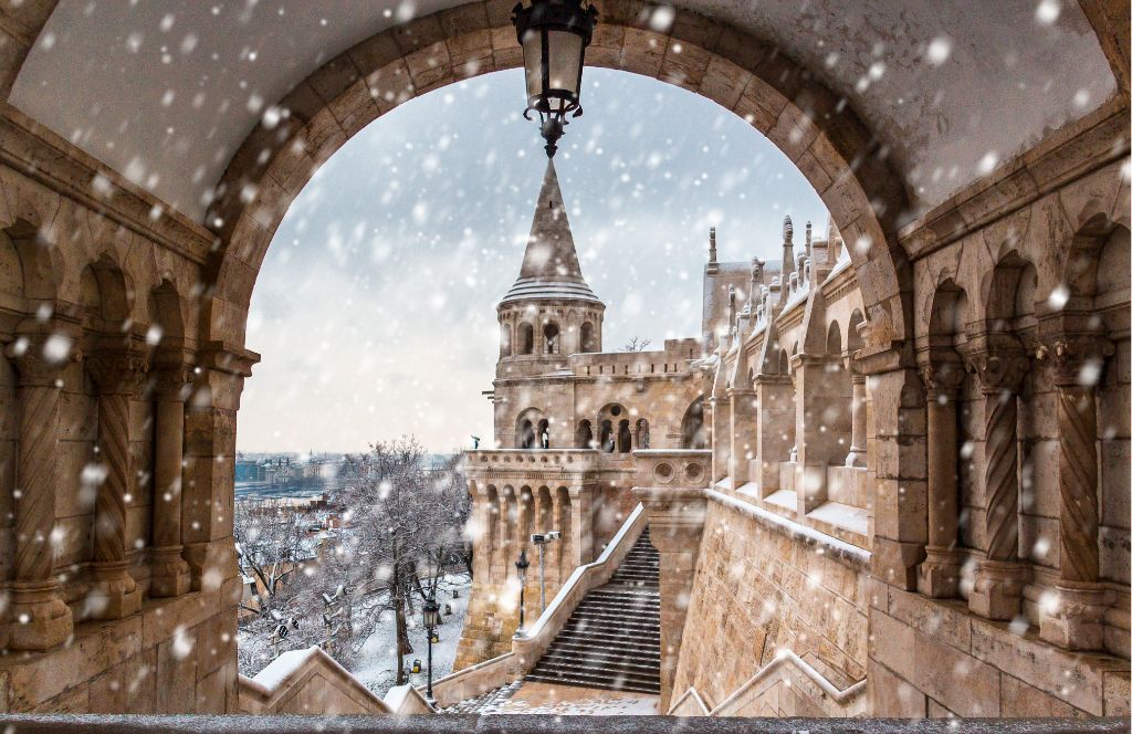 Vista del Castillo de Buda con nieve cayendo en Budapest durante el invierno