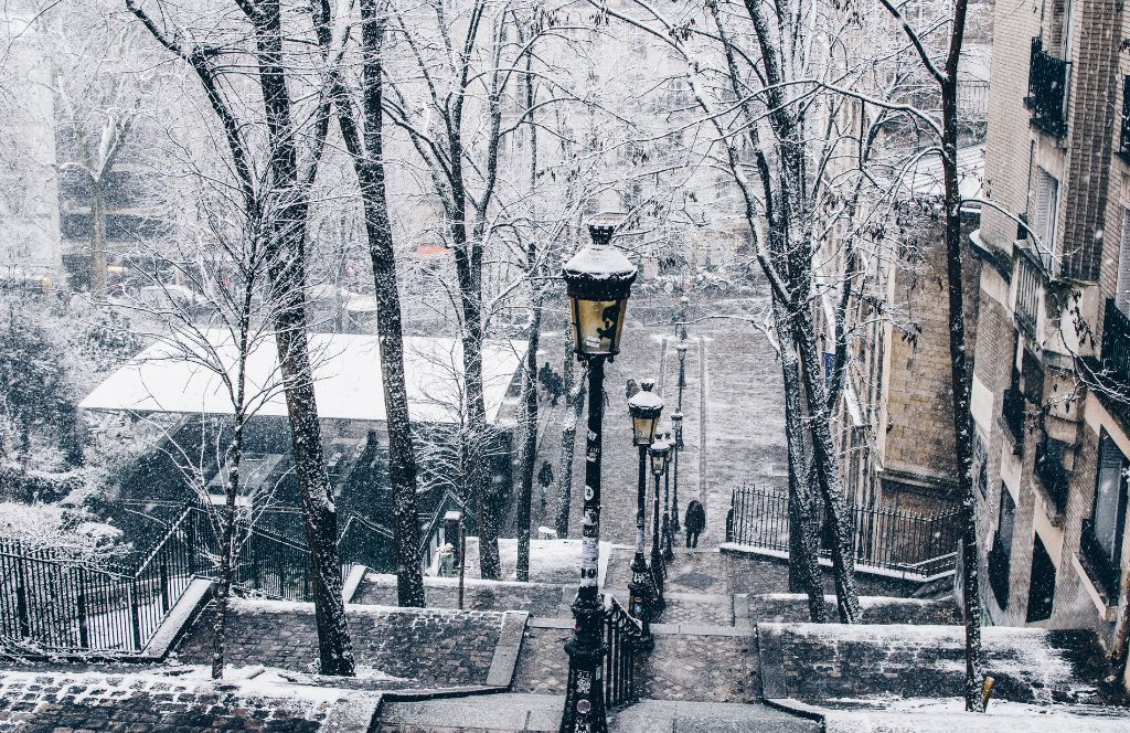 Paisaje invernal en Europa con nieve y arquitectura histórica, destinos románticos de invierno