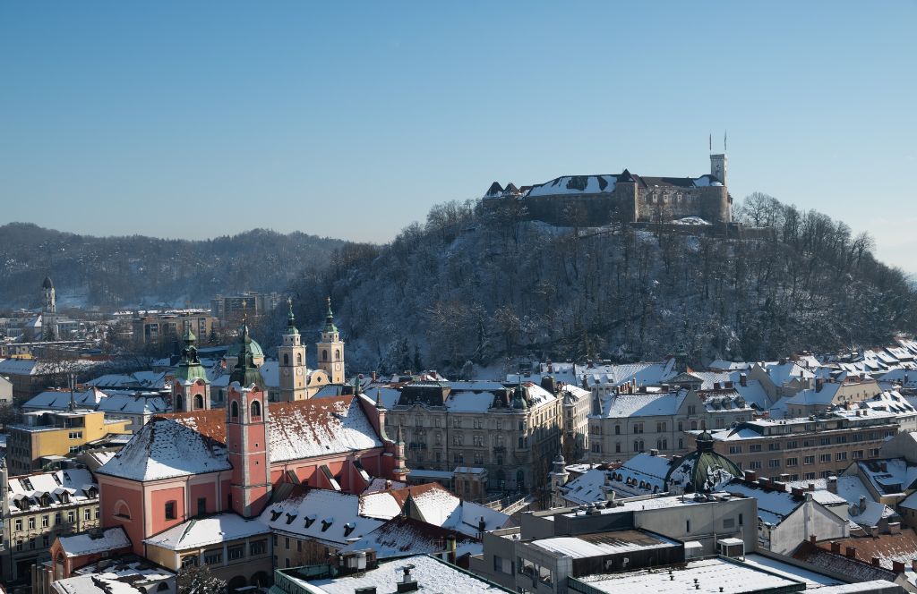 Casco antiguo de Liubliana con luces navideñas y el río Ljubljanica en invierno