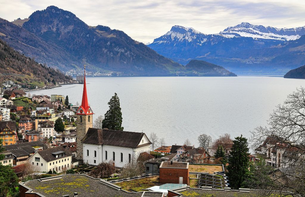 Lago Lucerna rodeado de montañas nevadas en invierno, destino romántico en Suiza