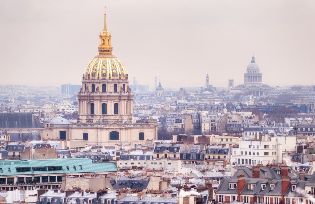 París en invierno con la Torre Eiffel y calles nevadas, destino romántico por excelencia